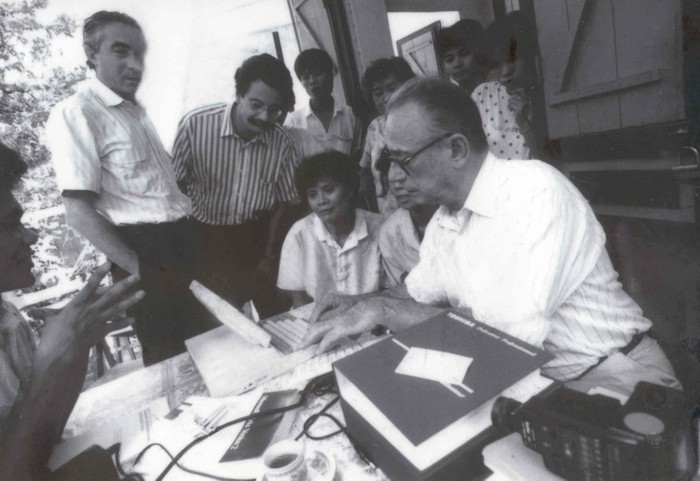 Trường Quản lý ISG Paris trao tặng phẩm máy tính sách tay cho Đại học Thăng Long tại văn phòng đặt tại phố Hàn Thuyên 5/7/1990.